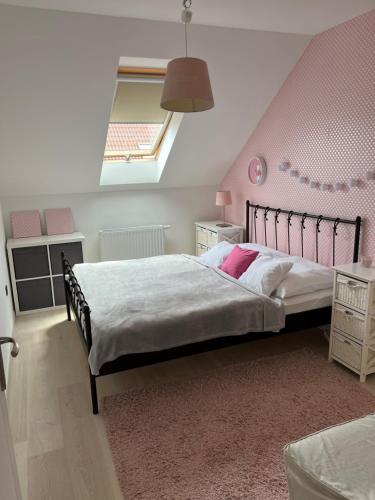 Posteľ alebo postele v izbe v ubytovaní Szőlőskert Apartman 8 fős