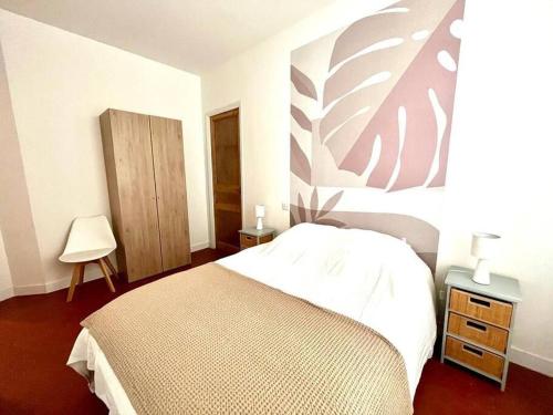 une chambre avec un lit blanc et une armoire en bois dans l'établissement Superbe appartement centre-ville, à Ajaccio