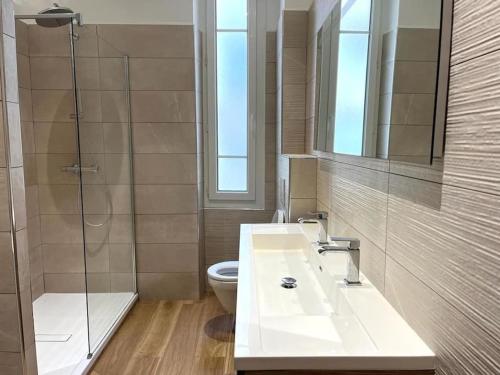 une salle de bain avec un lavabo, des toilettes et une douche dans l'établissement Superbe appartement centre-ville, à Ajaccio