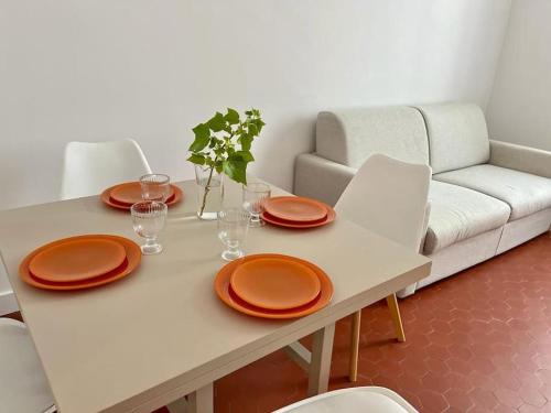 - un salon avec une table et un canapé dans l'établissement Superbe appartement centre-ville, à Ajaccio