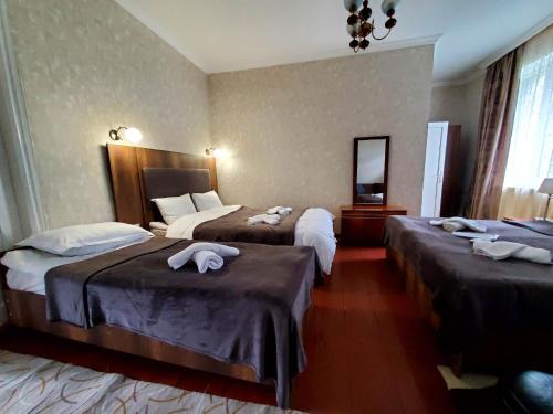 Postel nebo postele na pokoji v ubytování Kazbegi Guest House