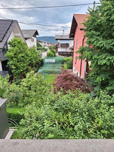 - une vue aérienne sur une cour avec des maisons et des arbres dans l'établissement Guesthouse Flower, à Ljubljana