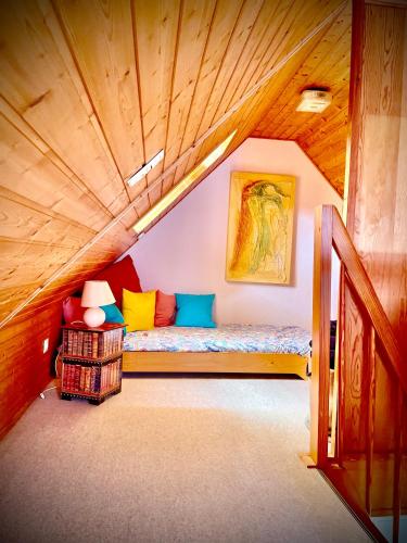 a room with a bench in the attic at Ferienwohnung direkt am Deich - Seerobbe - in Dornum