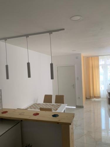 Ein weißes Zimmer mit einem Tisch und Stühlen. in der Unterkunft City Dream in Sokobanja