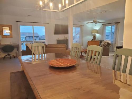 Χώρος καθιστικού στο The Lost Loggerhead- OBX Ocean view Beach House
