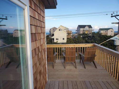 Μπαλκόνι ή βεράντα στο The Lost Loggerhead- OBX Ocean view Beach House