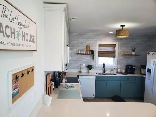 Η κουζίνα ή μικρή κουζίνα στο The Lost Loggerhead- OBX Ocean view Beach House