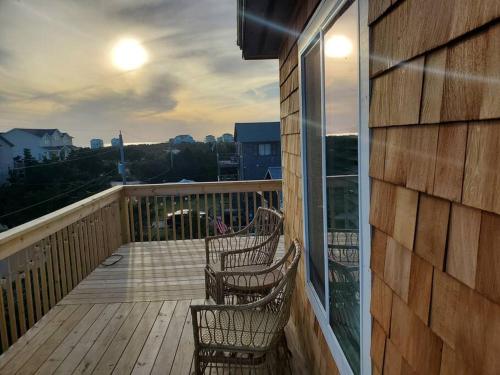 Μπαλκόνι ή βεράντα στο The Lost Loggerhead- OBX Ocean view Beach House