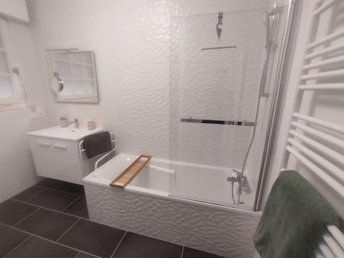 une salle de bain avec une douche, une baignoire et un lavabo dans l'établissement Maison 7 pers. à 1km de la plage, à La Baule