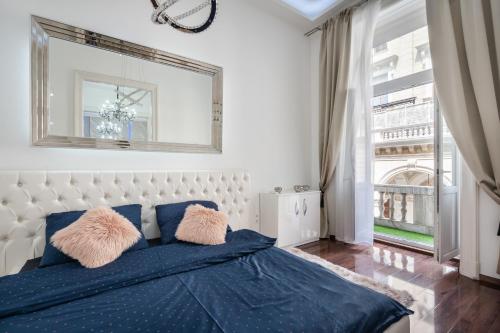 A bed or beds in a room at Opera Balkony Luxury Apartment with free parking