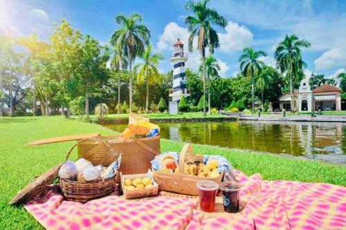 a picnic with a basket of fruit on a blanket at Fabulous Lakeshore House Fully Airconditioned Hi-speed WiFi 150 Mbps in Mexico