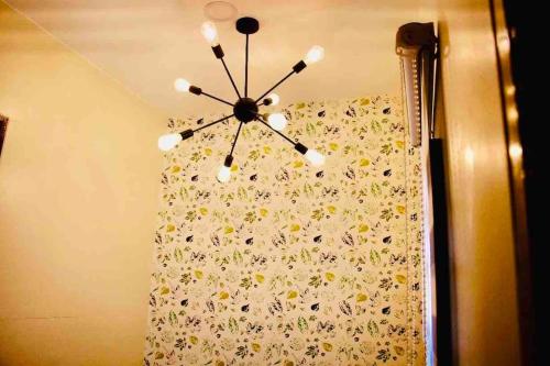 einen Kronleuchter, der von der Decke eines Zimmers hängt in der Unterkunft Fabulous Lakeshore House Fully Airconditioned Hi-speed WiFi 300 Mbps in Mexico