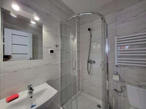 a bathroom with a shower and a sink at Pokoje u Małgorzaty in Międzyzdroje