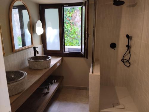 Ένα μπάνιο στο Seaview Villa, 4 bedrooms, 5 min walk to beach