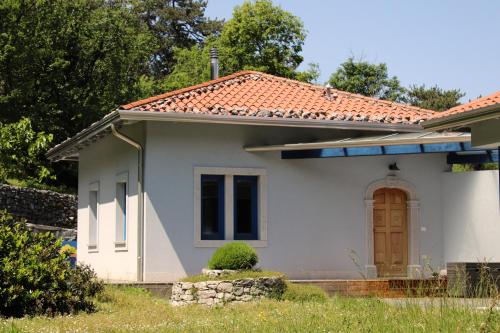 ein kleines weißes Haus mit rotem Dach in der Unterkunft Apartment Dandelion in Branik