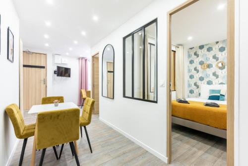 a room with a table and chairs and a bed at Nets Inn apartments - Robida in Paris