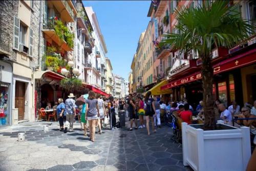 Studio à louer au cœur du Carré d or à Nice, rue Dalpozzo à 150 mètres des plages