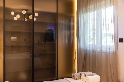 OLIVETUM luxury apartment في سبليت: حمام مع دش زجاجي مع مرحاض