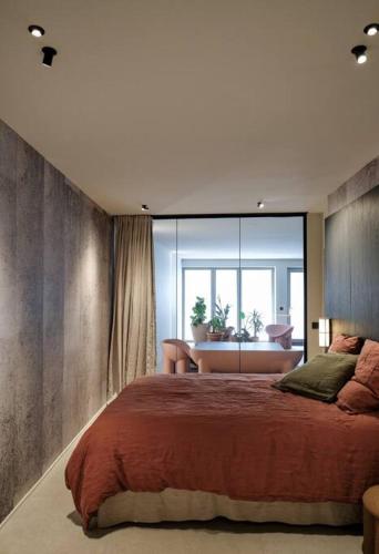 une chambre avec un grand lit et une grande fenêtre dans l'établissement Nonpareil SeaSide, à Paimpol