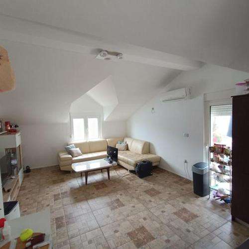 uma sala de estar com um sofá e uma mesa em Cozy Apartment Tivat em Tivat