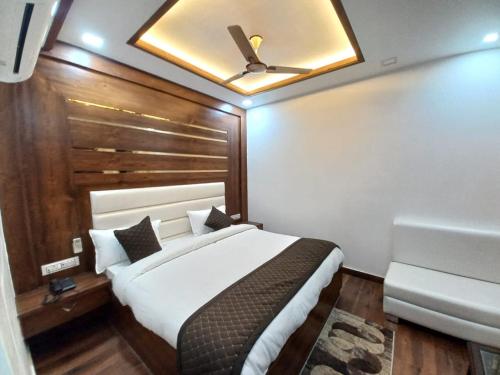 Ein Bett oder Betten in einem Zimmer der Unterkunft HOTEL TASTE OF INDIA