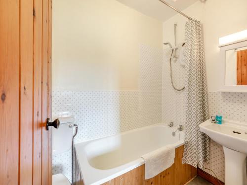 沃克的住宿－Stable Cottage - 26032，白色的浴室设有浴缸和水槽。