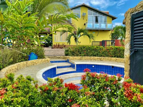 uma casa com jardim com piscina em Altos Agua Blanca em Tauramena