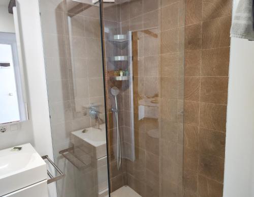 un bagno con doccia e lavandino di Los Balandros 116 a San Agustin