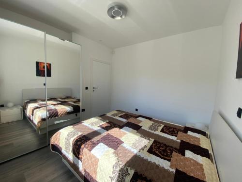 een slaapkamer met 2 bedden en een spiegel bij Apartment Primero in Primošten