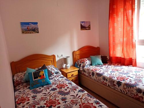 1 dormitorio con 2 camas y ventana en Apartamento Montanejos en Montanejos