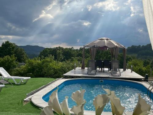 uma piscina num quintal com um gazebo em Elit Tuzla em Tuzla