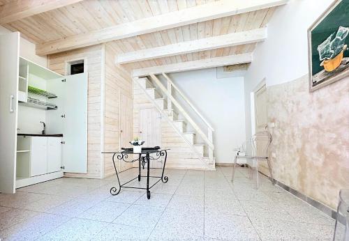 加里波利的住宿－LE DIMORE CENTRO，一间带桌子和楼梯的客厅