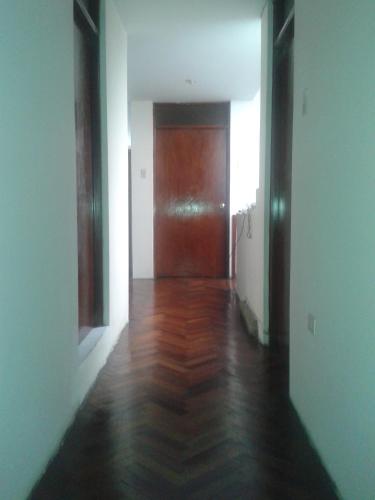 an empty hallway with a door and a wooden floor at Royal Sweet Dreams Airport B&B in Lima