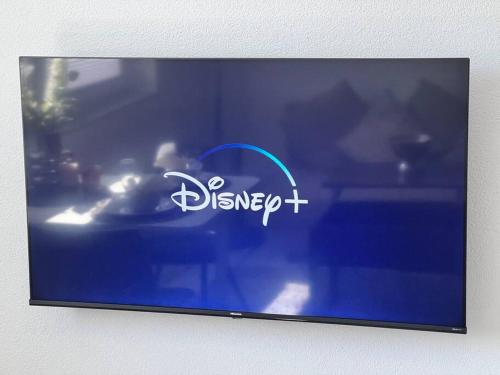 ein Fenster mit dem Disney-Logo darauf in der Unterkunft Feel like Home 1 in Biberach an der Riß