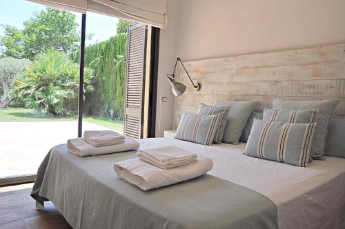 a bedroom with a bed with two towels on it at Villa Torrent Costa Brava, con piscina privada! in Pals