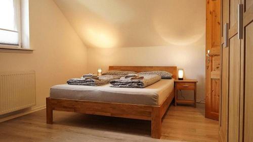 1 dormitorio con 1 cama en una habitación con ventana en Ferienwohnung Selent Familie Sikora, en Selent