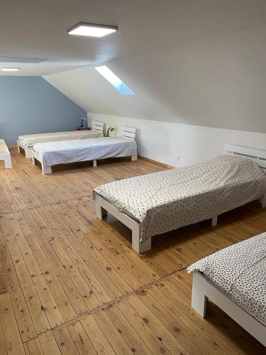 - 3 lits dans une chambre dotée de parquet dans l'établissement gitele25 - 10mn du Puy duFou, à La Verrie