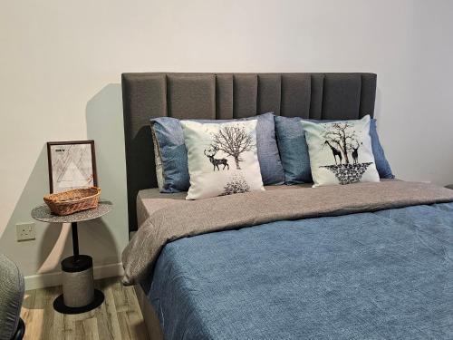 Voodi või voodid majutusasutuse Millerz Square OKR - Suites & Residences toas