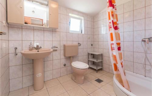 ein Badezimmer mit einem WC, einem Waschbecken und einer Badewanne in der Unterkunft 2 Bedroom Nice Apartment In Turanj in Turanj
