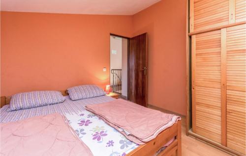 Schlafzimmer mit einem Bett und einem Fenster in der Unterkunft 2 Bedroom Nice Apartment In Turanj in Turanj