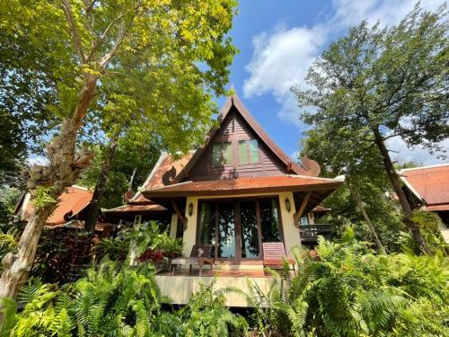 ein kleines Haus mit einem Gameradach in der Unterkunft Chivapuri Beach Resort in Ko Chang