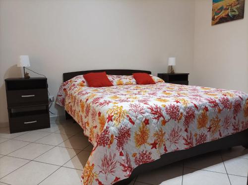 1 dormitorio con 1 cama con edredón de flores y 2 mesitas de noche en Antonia & Ivano, en Salerno