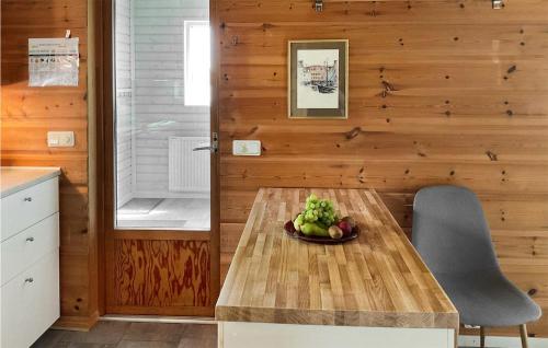 een keuken met een houten tafel en een fruitschaal bij Beautiful Home In Skillingaryd With 3 Bedrooms And Wifi in Skillingaryd