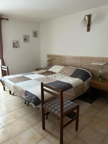 ein Schlafzimmer mit einem Bett, einem Stuhl und einem Schreibtisch in der Unterkunft LE-Z-ETEILE de Saint-Barthélemy CIR 0026 VDA-NUS in Nus