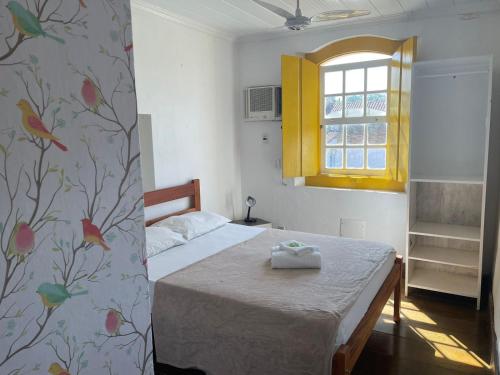 帕拉蒂的住宿－福塔雷薩旅館，一间小卧室,配有床和窗户
