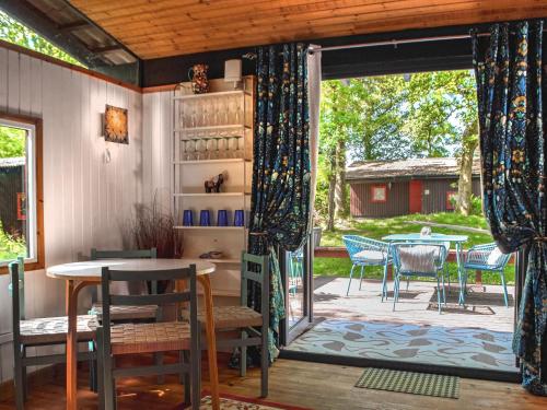um quarto com um pátio com uma mesa e cadeiras em The Cabin em Cenarth