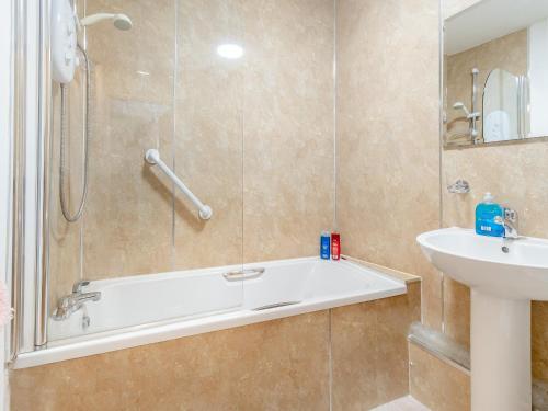 Sewerby的住宿－Harvest - Uk43786，带浴缸和盥洗盆的浴室