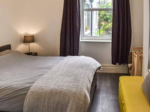 - une chambre avec un lit et une fenêtre dans l'établissement Anchors Away, à Margate