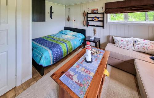 um pequeno quarto com uma cama e uma mesa de centro em Nice Home In Lysekil With Sauna em Lysekil