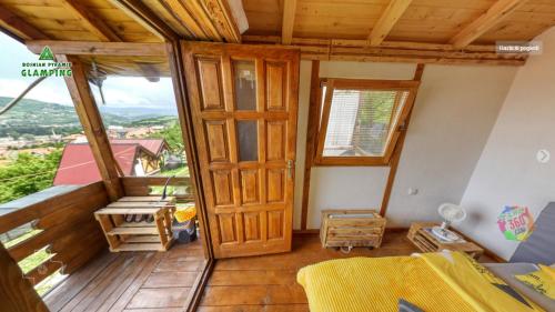 Balkón nebo terasa v ubytování Bosnian Pyramid Glamping